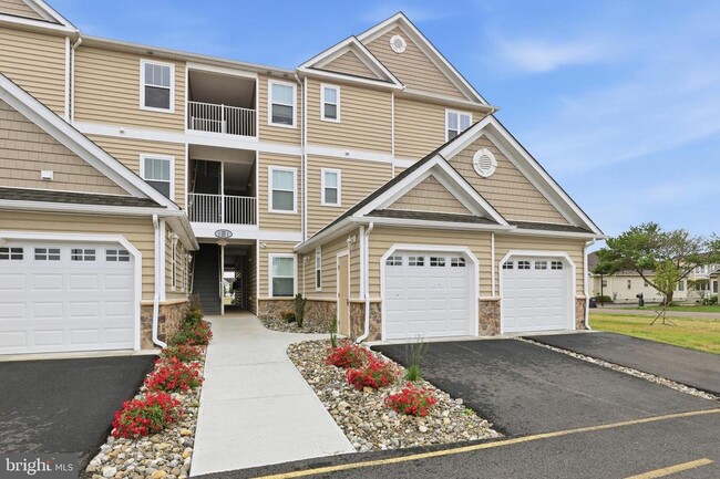 Building Photo - 5002 Pebble Ln W Unit E