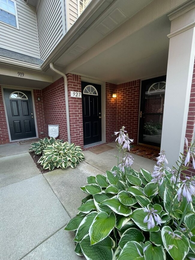 Building Photo - Bright Upper Condo with Garage | Near Shopping & Trails