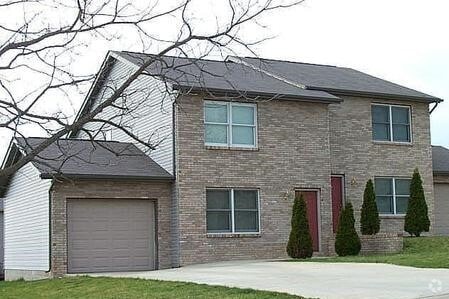 Building Photo - 3 bedroom, 1.5 bath town home located on B...