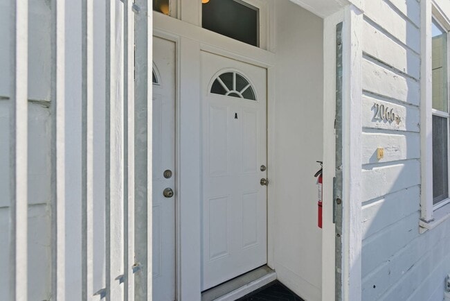 Building Photo - Bright & Modern 2BR Flat with Driveway Par... Unit A