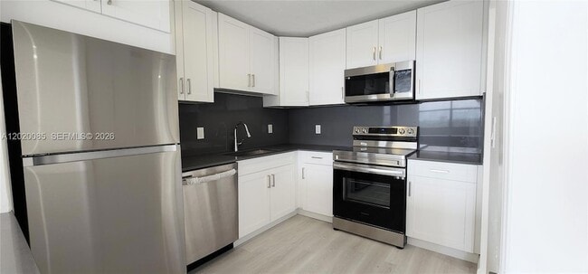 Building Photo - 1200 NE Miami Gardens Dr Unit 1005W