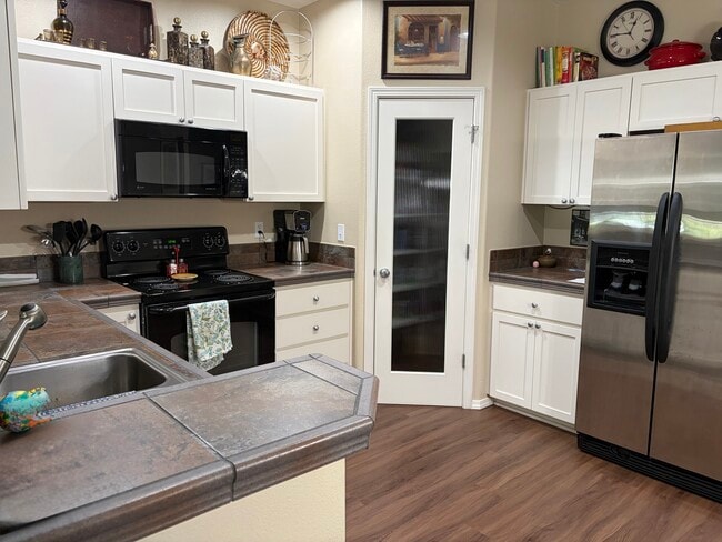 Kitchen - 1719 SW San Mateo Ter
