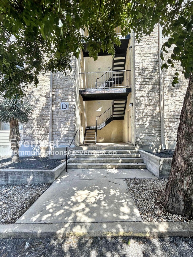 Building Photo - 1013 Chestnut St Unit Apt D5