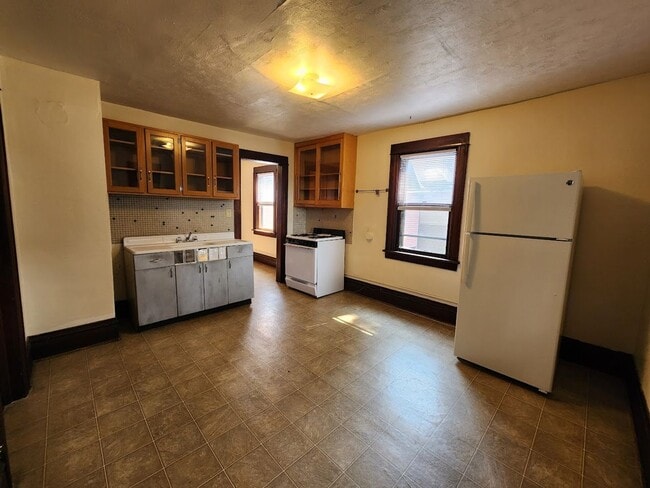 Building Photo - Williamson Tri-plex Unit 2