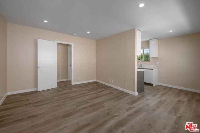 Building Photo - 1553 S Saltair Ave Unit 102 Rental