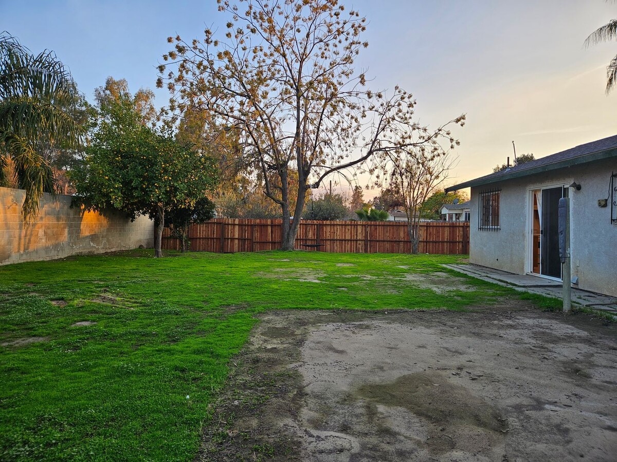 Photo - 898 Oakmont St