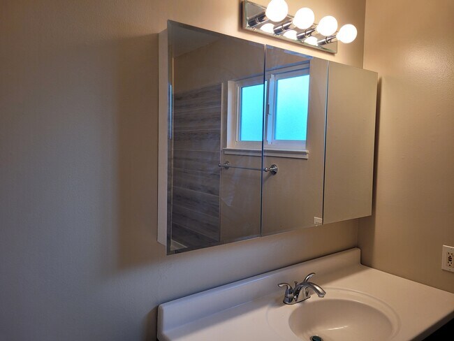 Bathroom - 571 Kiely Blvd Unit 4