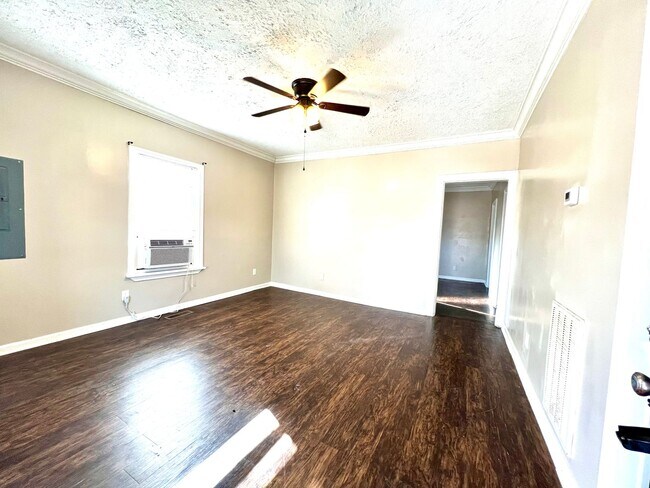 Photo - Adorable 2 Bedroom in the Heart of Rossville