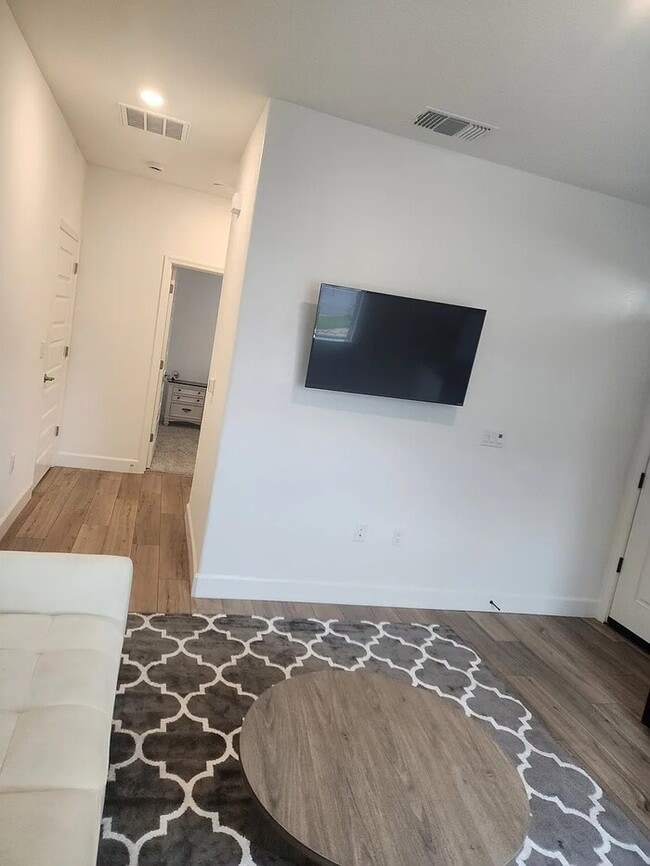 Photo - Bright & Cozy 1 Bed / 1 Bath Living Space ...