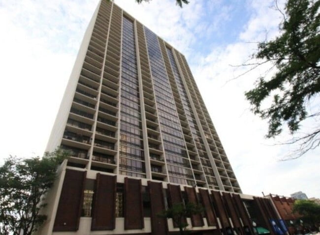 Building Photo - 1636 N Wells St Unit 612 Rental