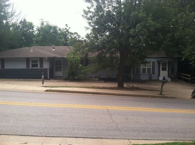 Building Photo - 873 W Clinton Dr Unit 1