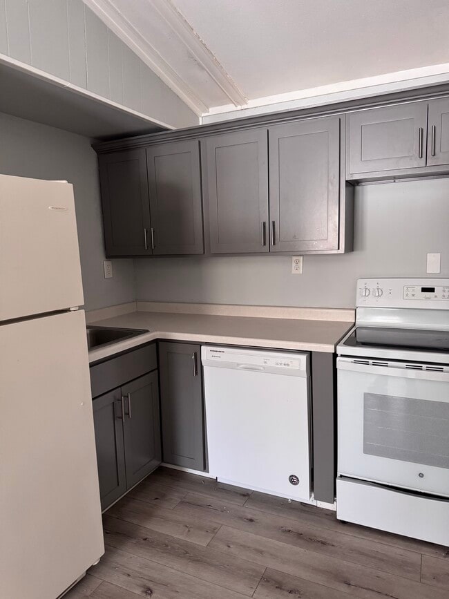 Kitchen with refrigerator, dishwasher & stove - 4152 Satuit Ln Unit 3