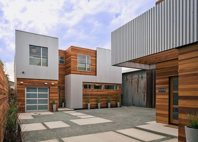 Building Photo - Beautiful Modern 3BR/3BA with In Unit Laun... Rental