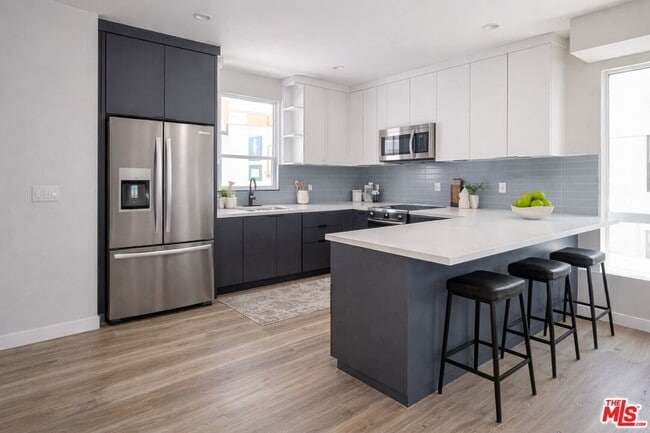 Building Photo - 6702 Balboa Blvd Unit 1