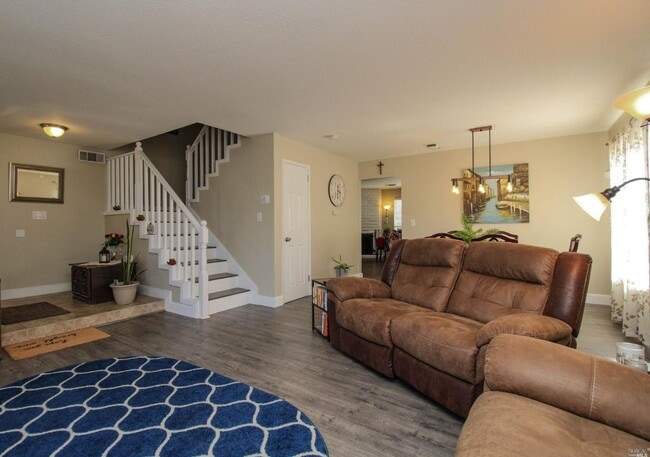 Photo - 160 Kingswood Ave