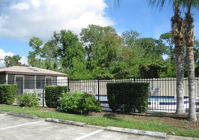 Photo - 1 Bedroom 1 Bath Just Over The Bridge From The Ocean!