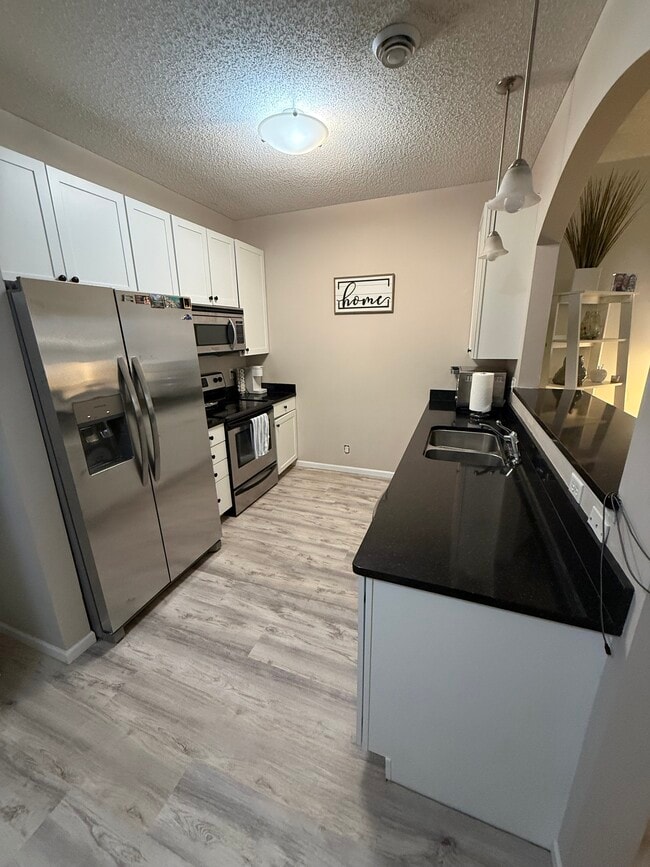 Photo - 452 W 84th St