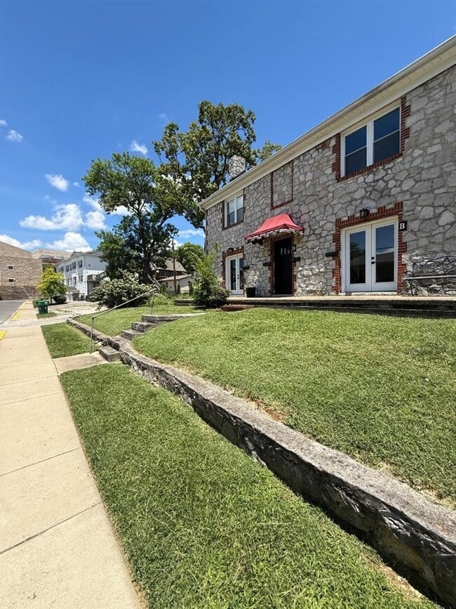 Photo - 610 Cabell Dr
