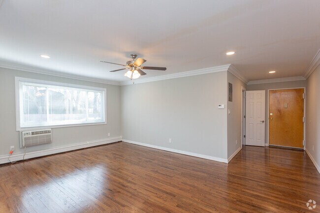 1BR,1BA -750SF - Living Room/Dinette