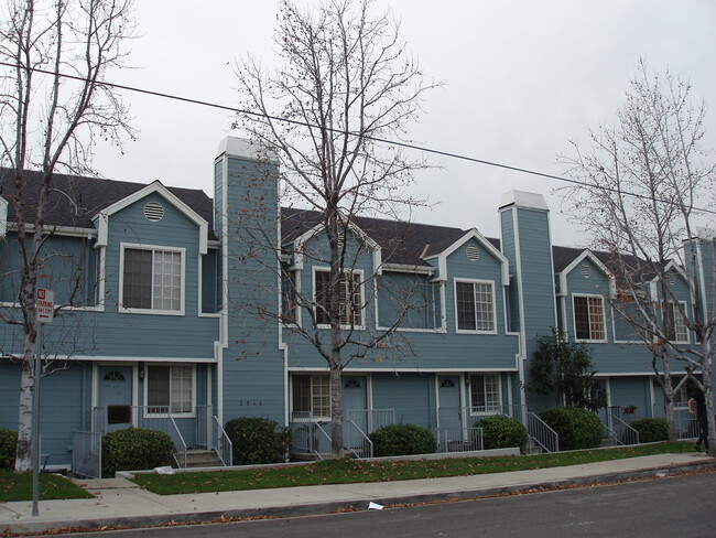 Building Photo - Charming 2 Bedroom 2 Bath townhouse with a...