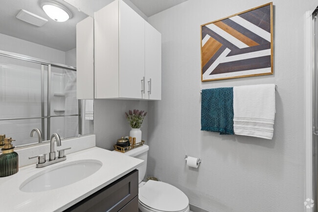 Elite Deluxe 2BR, 2BA - 541SF - Bathroom