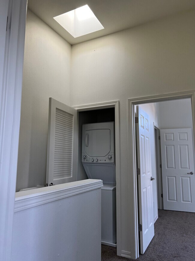 Lavadora y secadora en la parte superior de las escaleras - Tabor Burnside Apartments