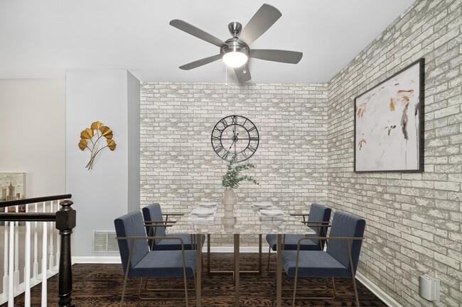 Photo - 276 Roslyn Ct