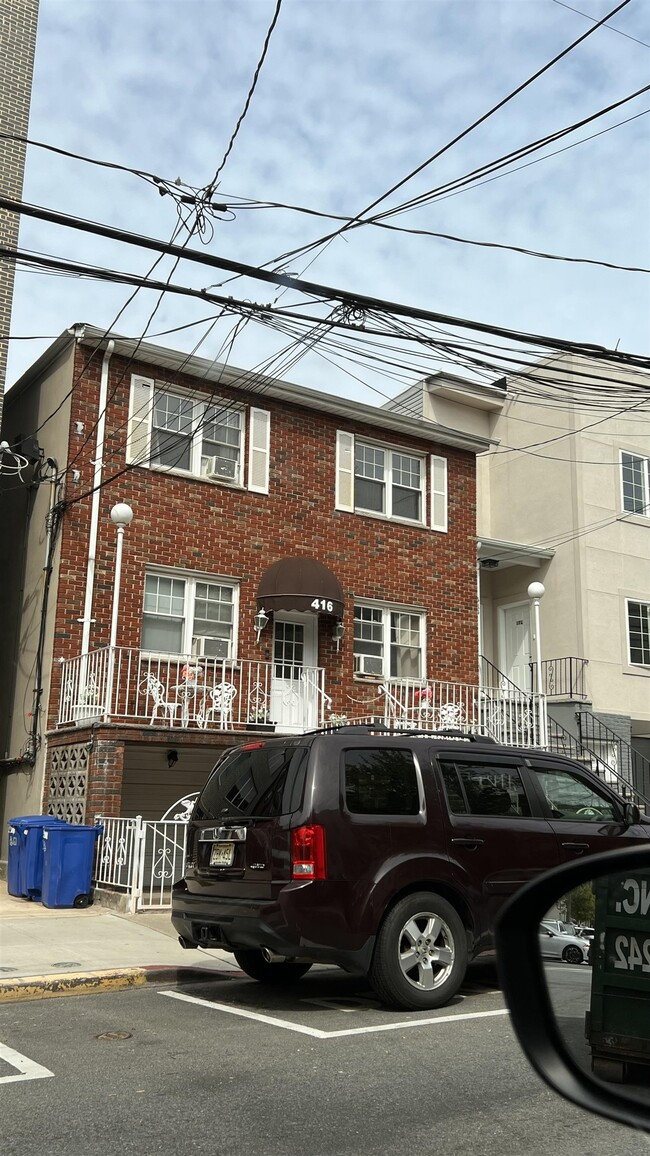 Building Photo - 416 6th St Unit 3