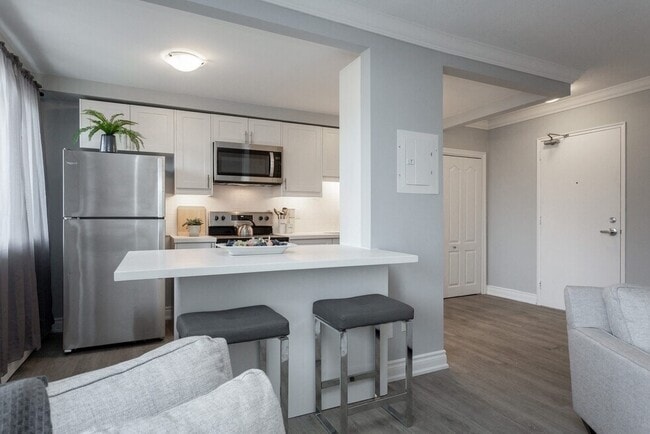 Photo - 160 Hughson St South