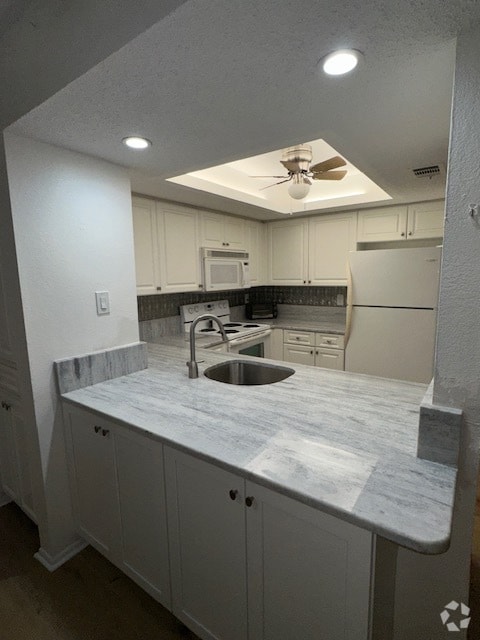Building Photo - Oaks III - E104 Rental