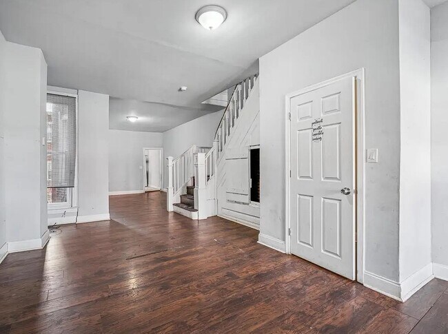 Photo - 5450 Media St