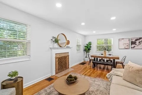 Espacio abierto con chimenea de leña - 2938 Sherwood Rd