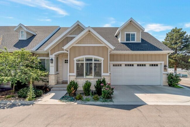 Building Photo - Upmarket Townhouse in Sought After Holladay City