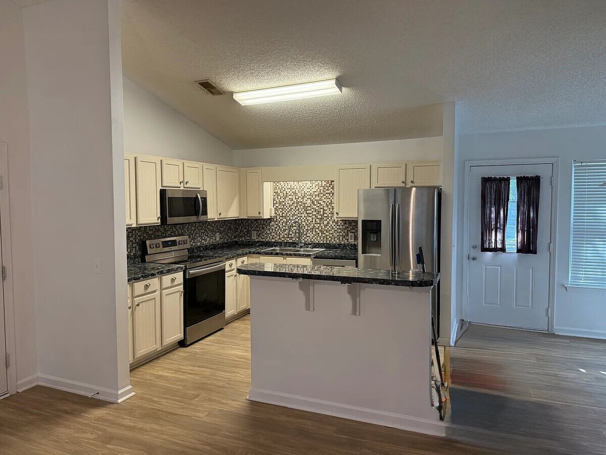 Photo - 141 Blackwater Way