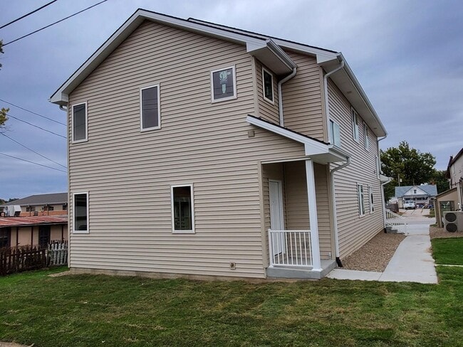 Building Photo - Spacious Three Bedroom!