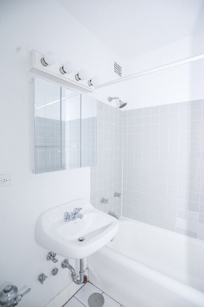 Photo - 1209 W Sherwin Ave Unit 304