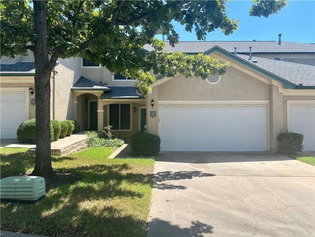 Building Photo - 3 Bedroom Townhouse Condo-North Austin!