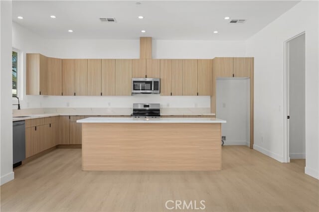 Photo - 6948 Amestoy Ave