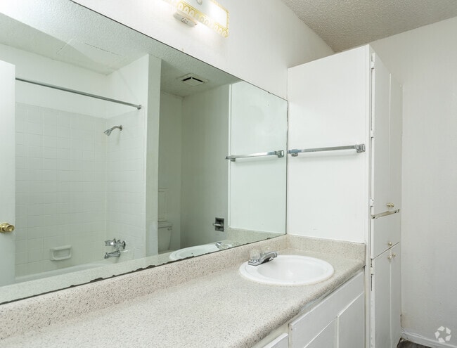 2BR, 2BA - 1056SF Bathroom