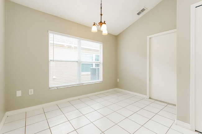 Photo - 1718 Putney Cir