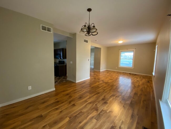 Building Photo - 923 Russel St - 3/Bed 1.5/Bath located in the Edison neighborhood