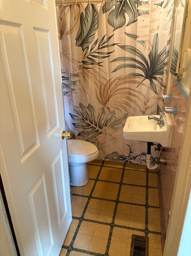 Building Photo - 624 Hinton St Rental