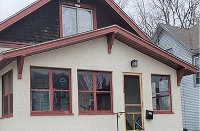 Building Photo - Updated 5 Bedroom House Close to U of M Ca...