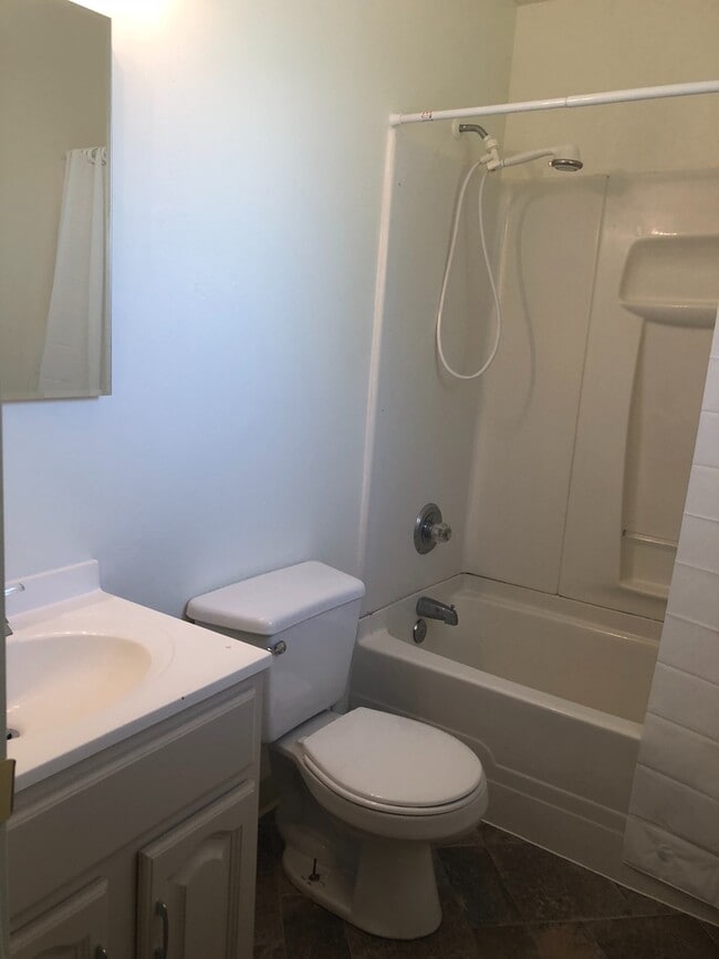 Building Photo - 4 bedroom 2 bathroom downtown Red Bluff home