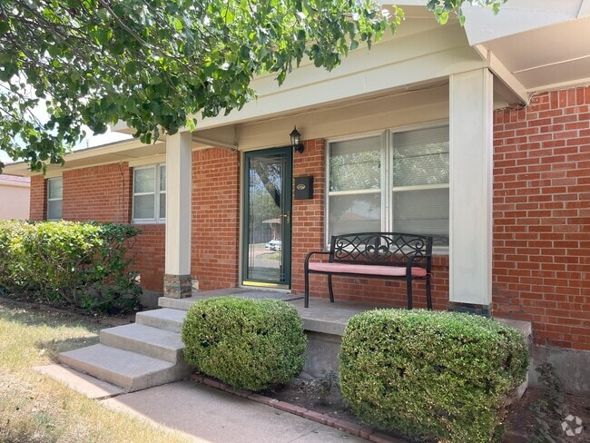 Building Photo - 104 SW 45th St Rental