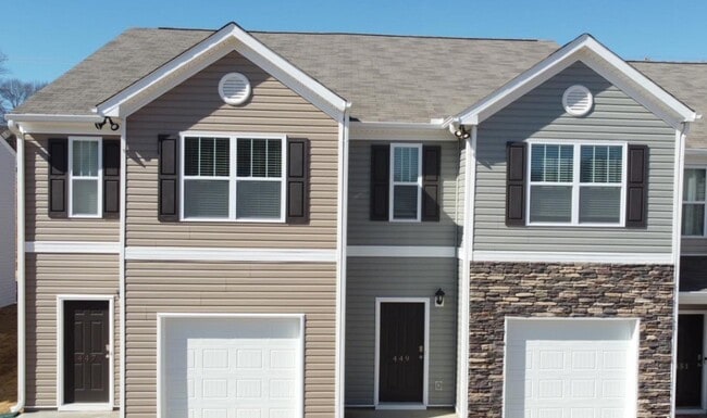 Building Photo - Spacious 3 Bed Townhouse with 2 Full Baths in Greer, SC -