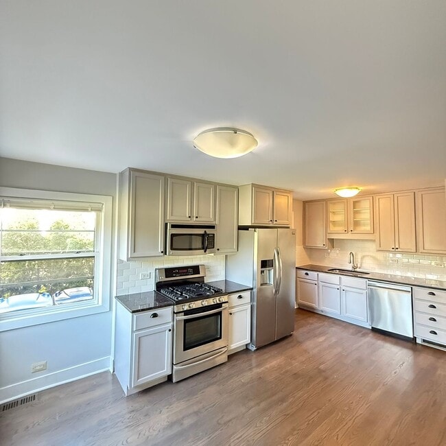Building Photo - 4240 Gilbert Ave Unit 4244