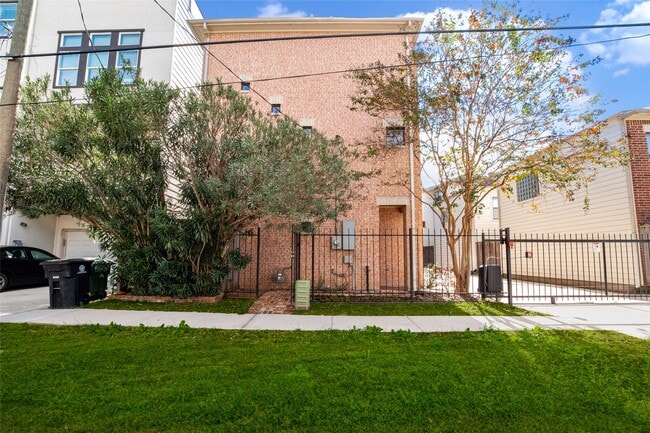 Building Photo - 5813 Darling St