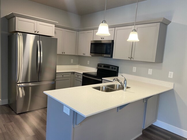 Building Photo - 13537 S Commodus Dr Unit 204