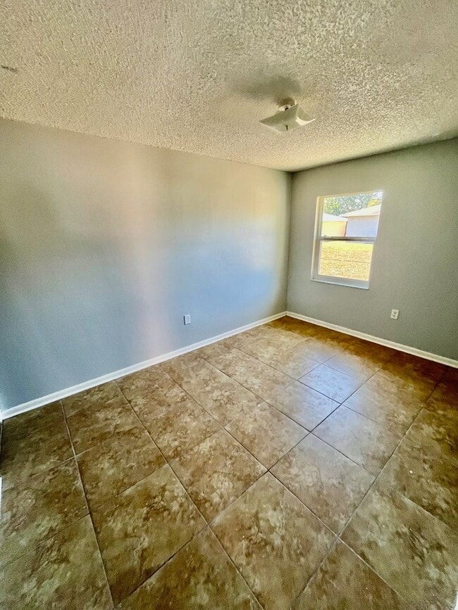 Photo - SPACIOUS 3BR/1.5BA Lakeland Duplex! Conven... Casa